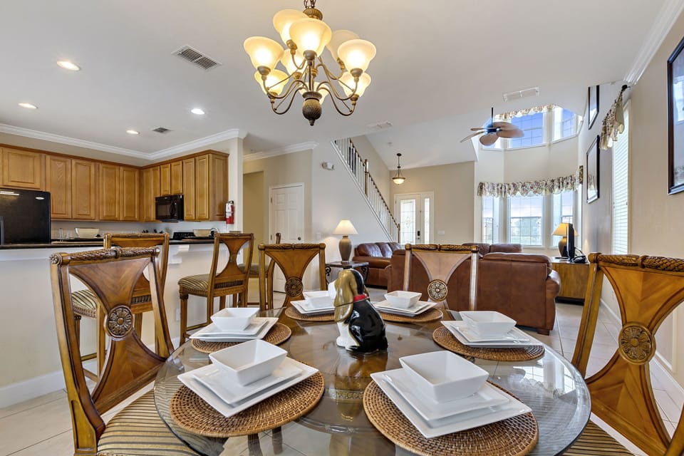 INDOOR DINING AREA , BREAKFAST STOOLS AND KITCHEN