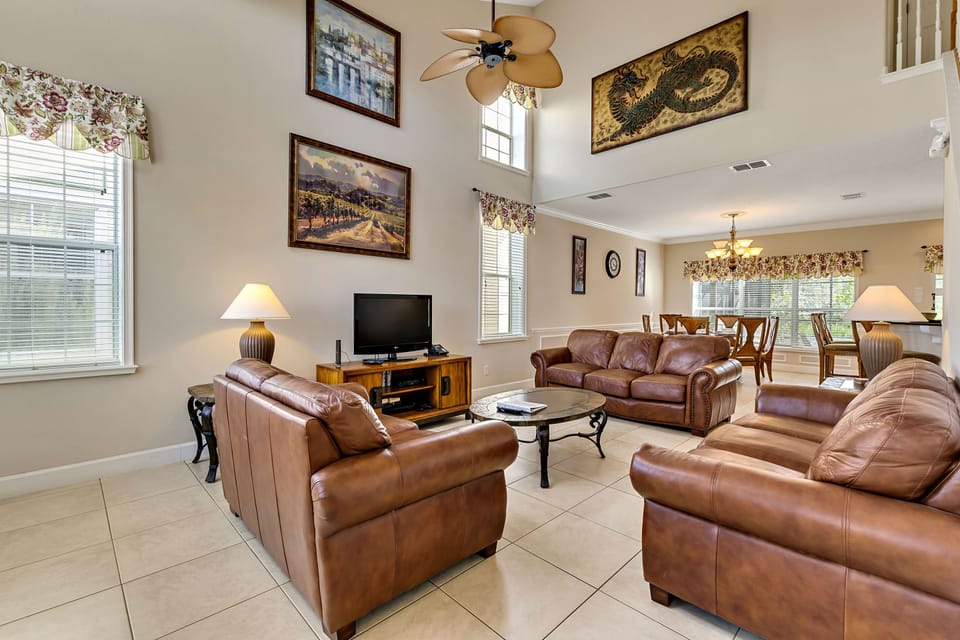 LOUNGE AREA