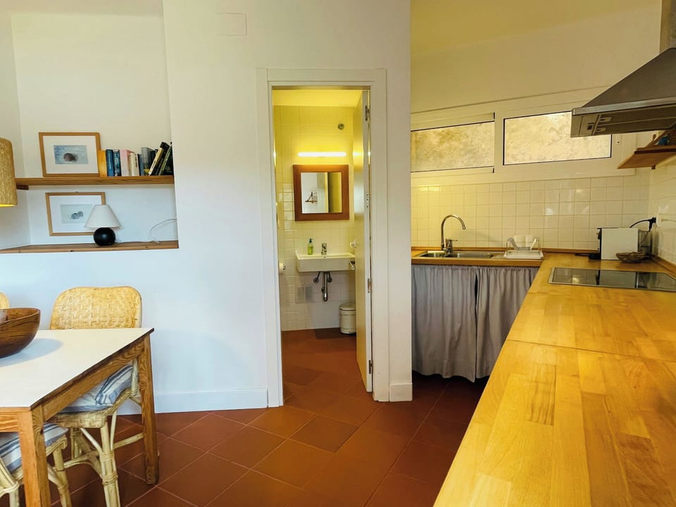 Open-layout kitchen, modern and fully equipped for your stay.