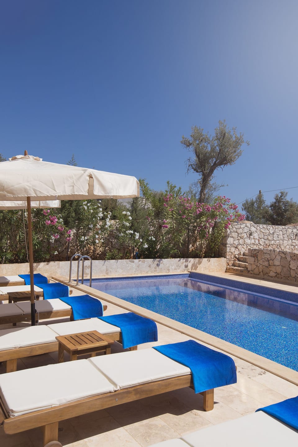 Peaceful location amongst olive trees. Plenty of space for 6 sunbeds!