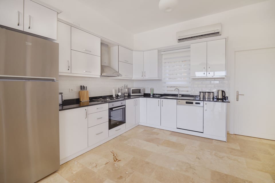Well equipped and modern kitchen with granite work surfaces. Water cooler. 