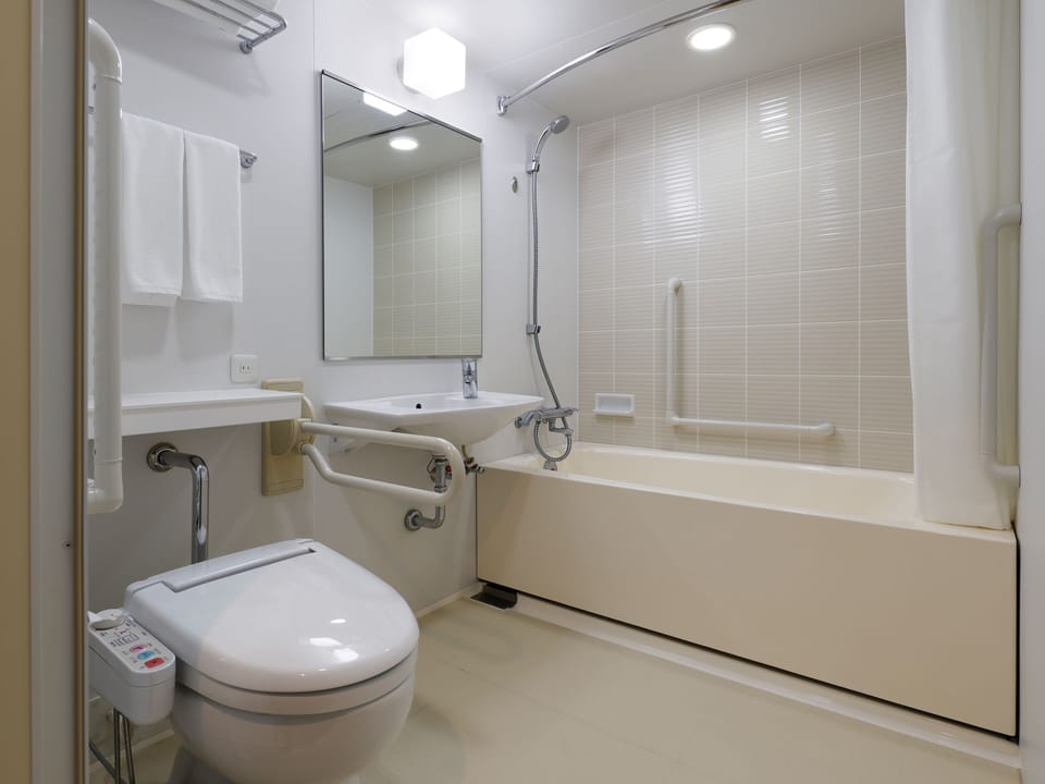 Accessible , 2 beds, Non Smoking | Bathroom | Combined shower/tub, free toiletries, hair dryer, slippers