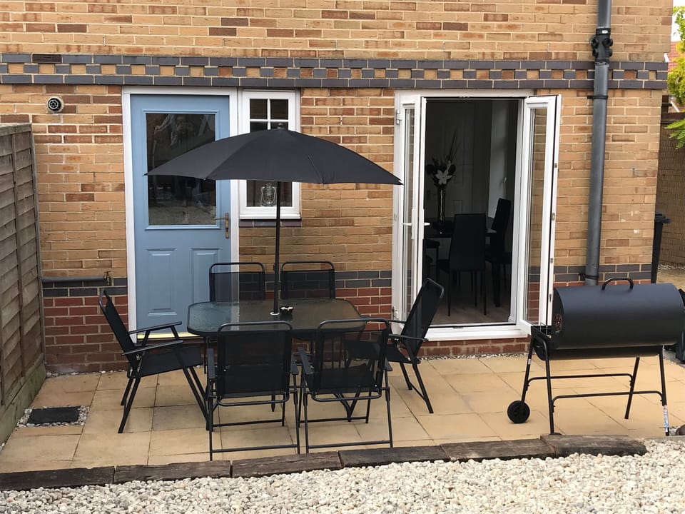 Outside dining - Patio area and private garden