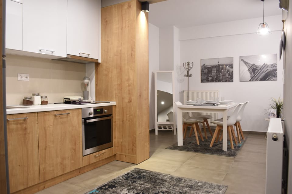 Deluxe Apartment (Heliconia) | Private kitchen | Full-size fridge, microwave, oven, stovetop
