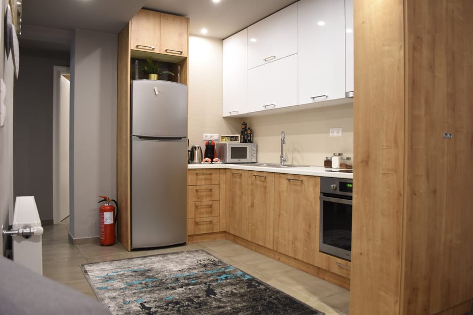 Deluxe Apartment (Heliconia) | Private kitchen | Full-size fridge, microwave, oven, stovetop