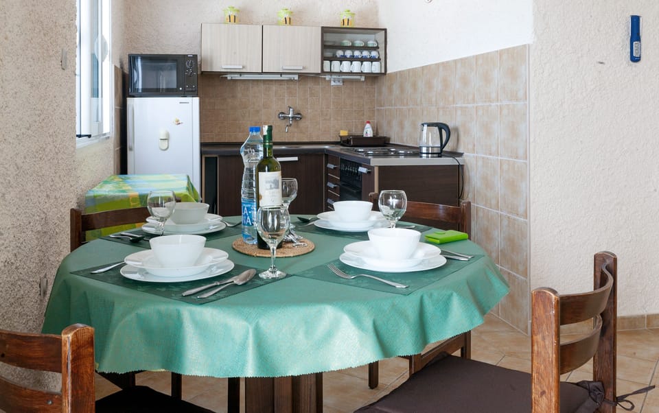 Fully equipped kitchen with dining area