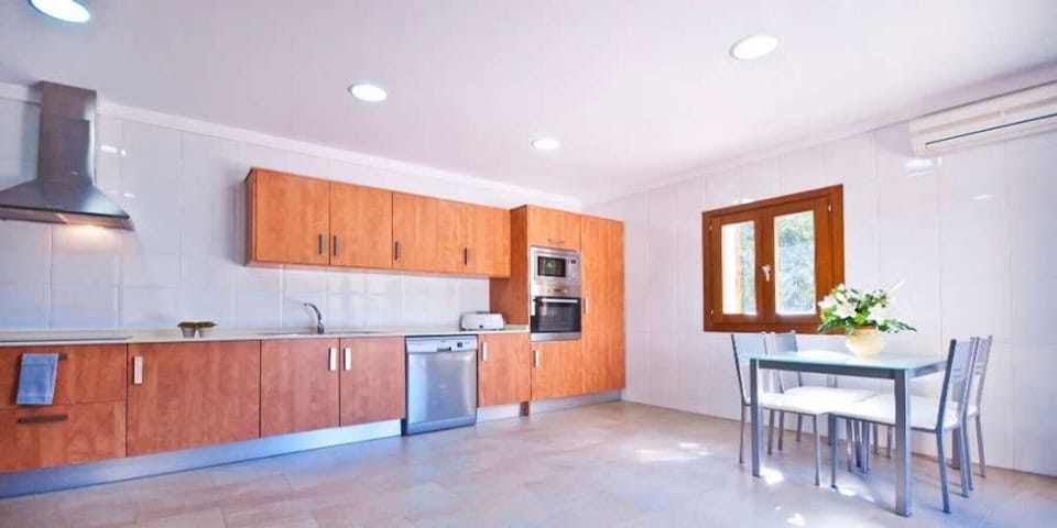 Large and bright fully equipped kitchen with breakfast table