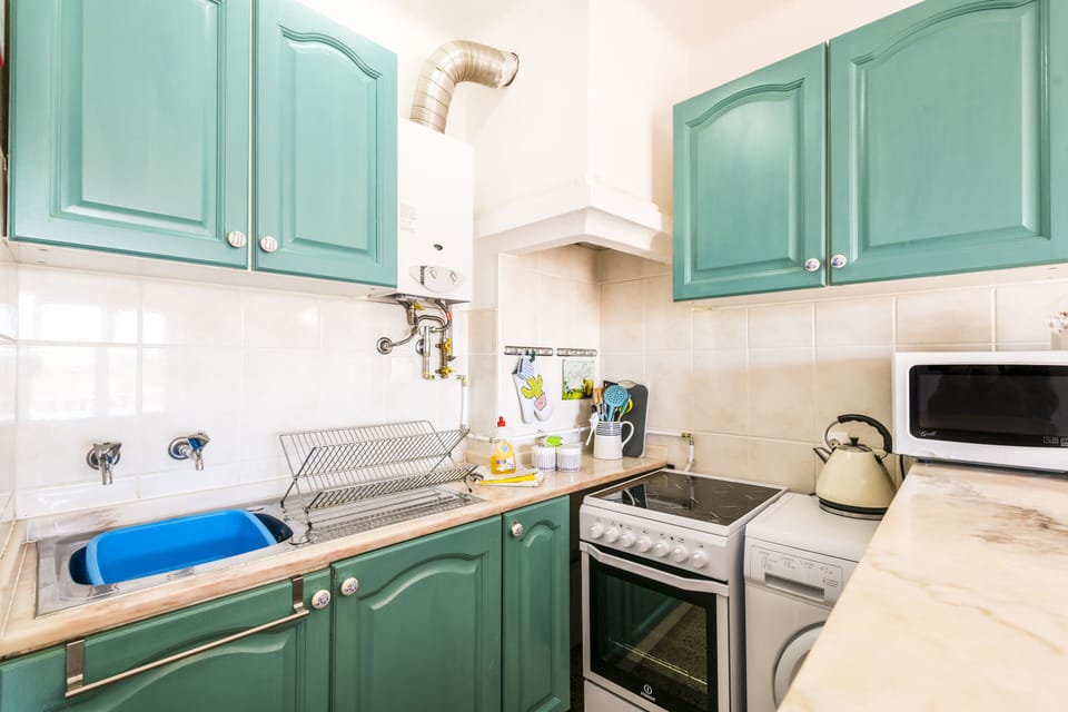 Bijou, fully stocked kitchen to feel straight at home