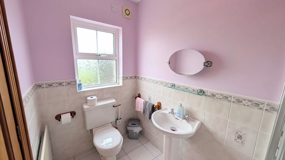 King size Bedroom En-Suite Bathroom