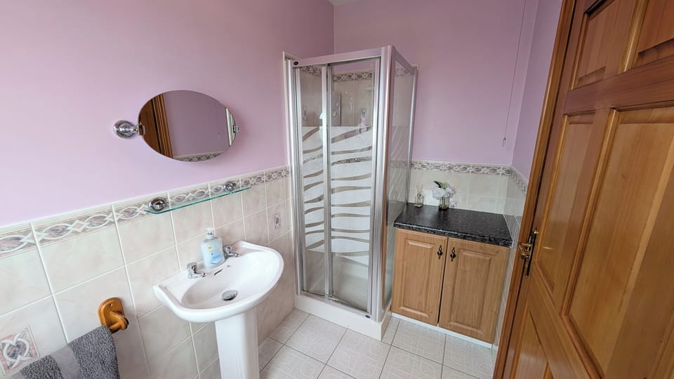 King size Bedroom En-Suite Bathroom