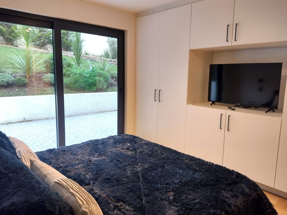Habitación de matrimonio con calefacción y smart TV. Salida al jardín privado.