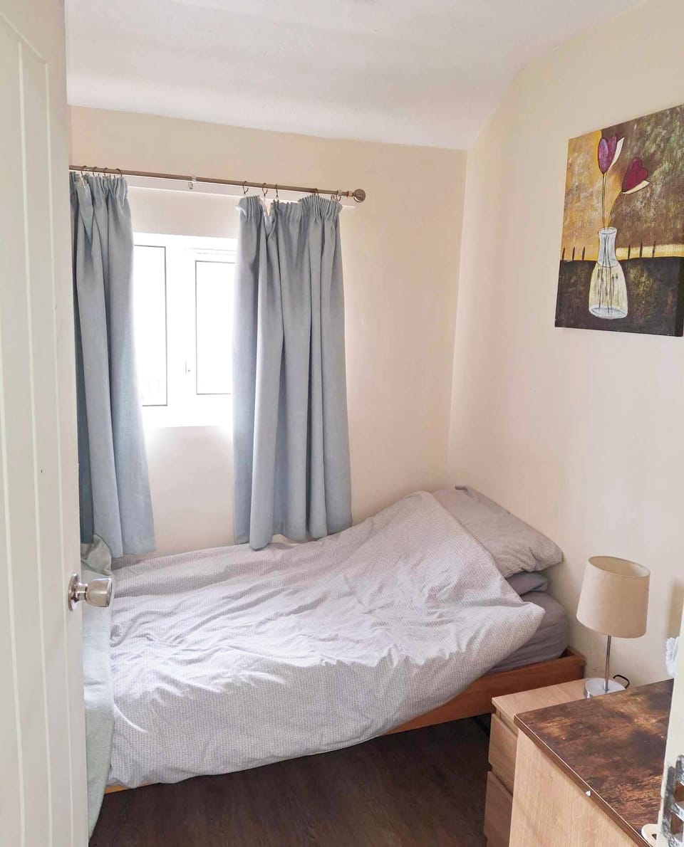Single bed in second bedroom
