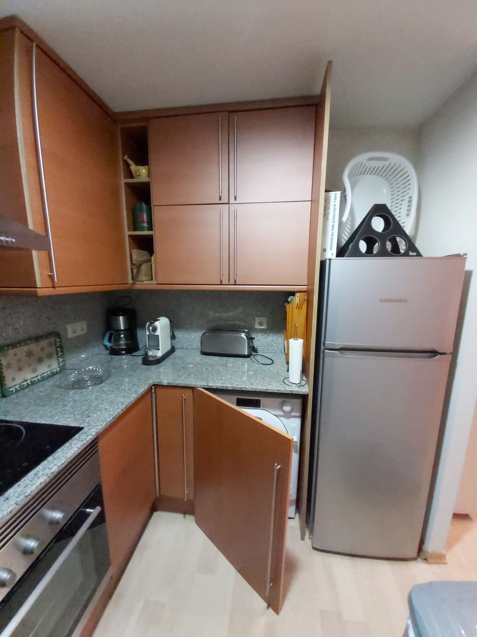 cocina con frigorífico, lava-secadora, tostadora, cafeteras, etc