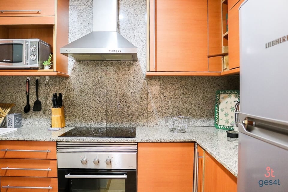 cocina con encimera inducción, horno, campana i microondas