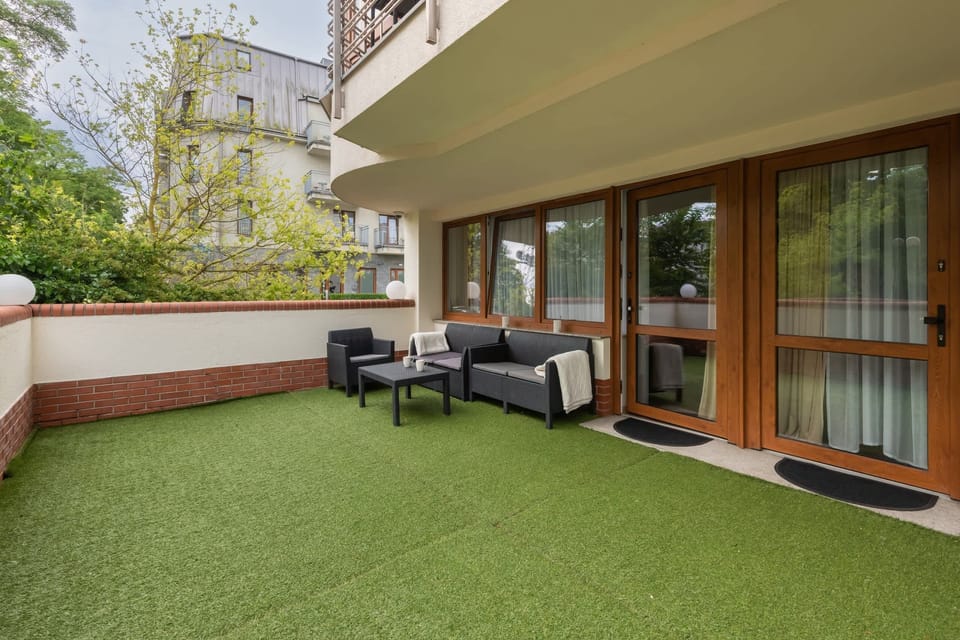 A green terrace with garden furniture is the place to spend time with loved ones.