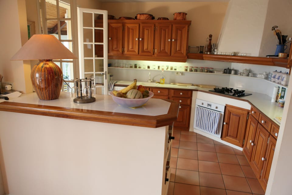 Kitchen with bar
