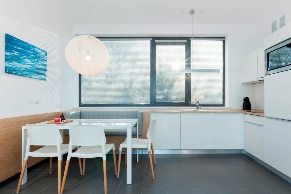 Bright elegant and modern kitchen full of natural light. The dining area is perfect for a shared meal.