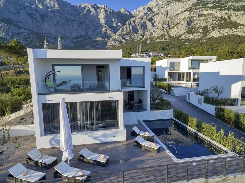 Luxury villa with heated pool in the most posh area of the city Villa in Makarska