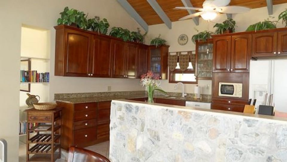 Fully appointed kitchen with dishwasher, ice maker, all dishes, glasses, cutlery