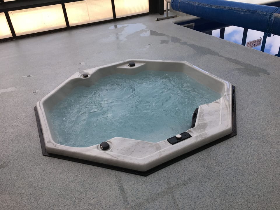 Indoor spa tub
