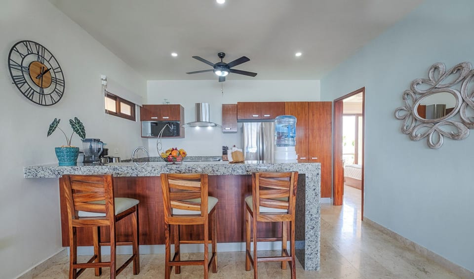 Breakfast bar and sitting area