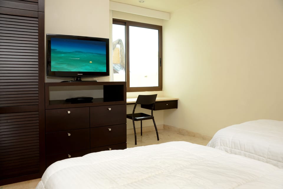 2nd bedroom can be set up with twin beds or a king
