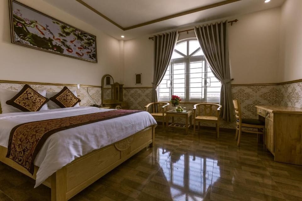 Minibar, desk, WiFi (free), bed sheets