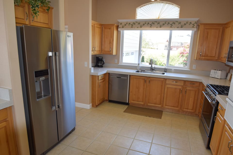 Very spacious kitchen with lots of storage