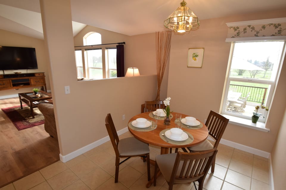 Breakfast nook off kitchen