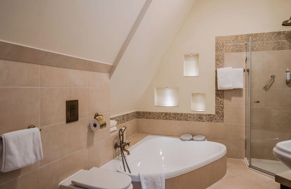 Apartment | Bathroom | Shower, free toiletries, hair dryer, bathrobes