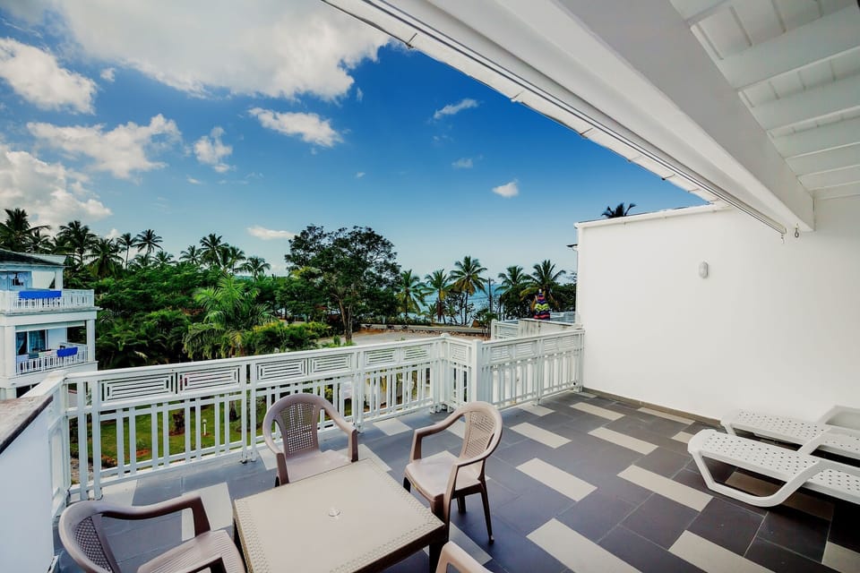 3rd Floor terrace with wet bar, sitting area, sun-loungers and washer/dryer
