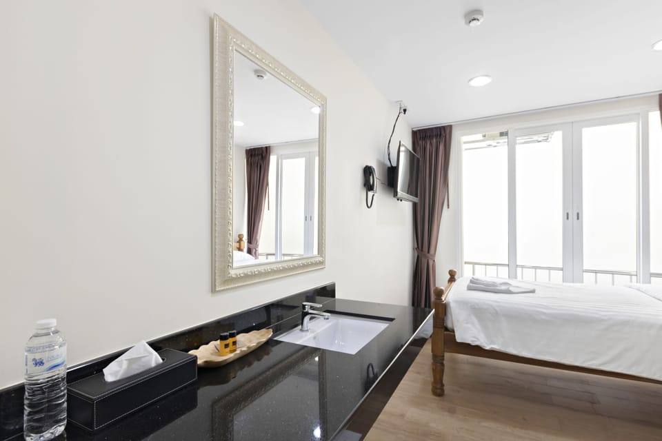 Single Room | Blackout drapes, soundproofing, free WiFi