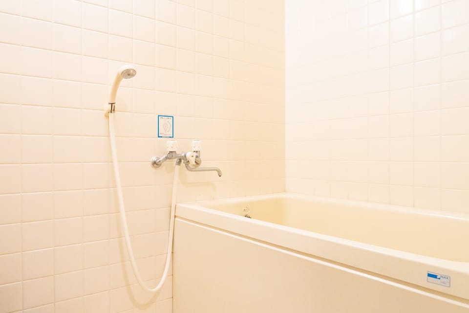 Combined shower/tub, spring water tub, free toiletries, hair dryer