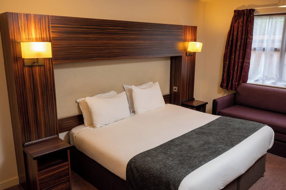 Double Room | Desk, iron/ironing board, free WiFi, bed sheets