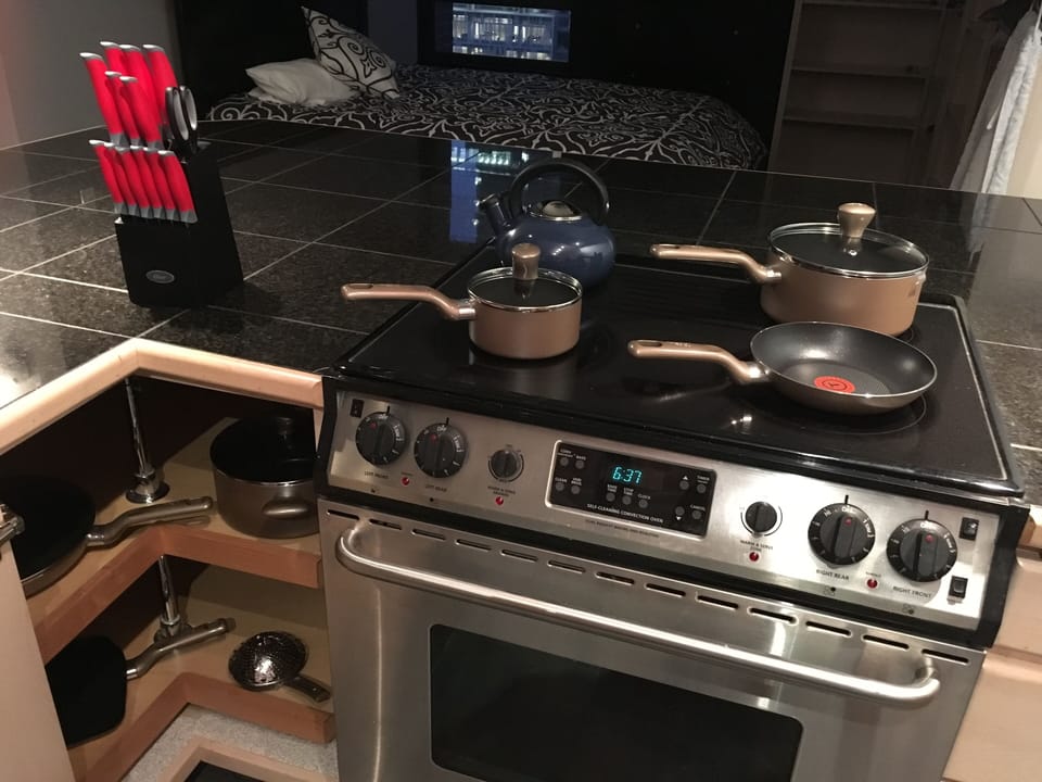 Set of pots/pans, cutlery (Oster), tea kettle