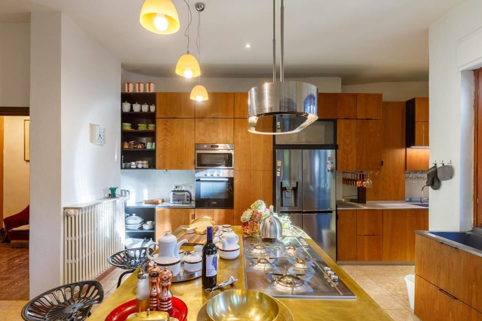 Cucina completa di tutto il necessario per cucinare per 15 persone