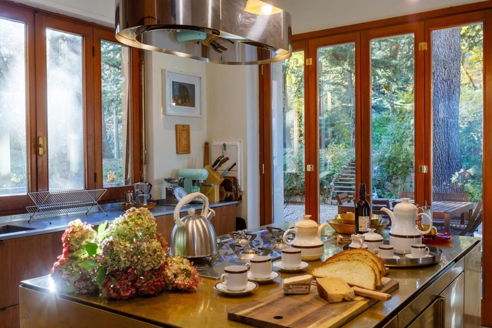 Cucina con isola in ottone e piano cottura 6 SMEG