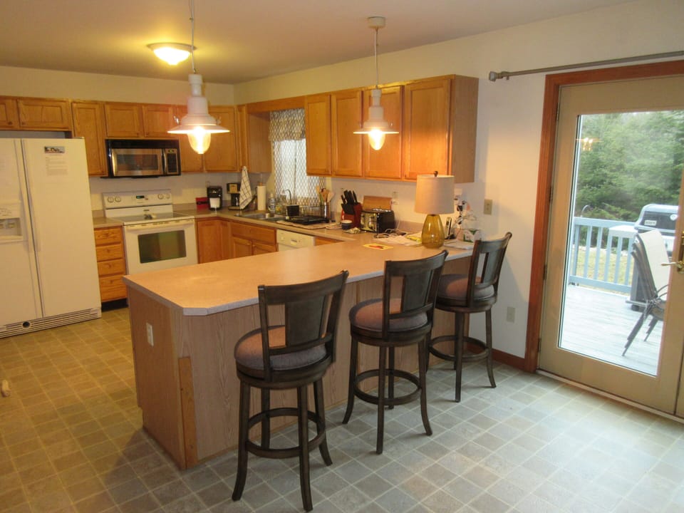 Kitchen provides convenient seating for 3 at peninsula counter