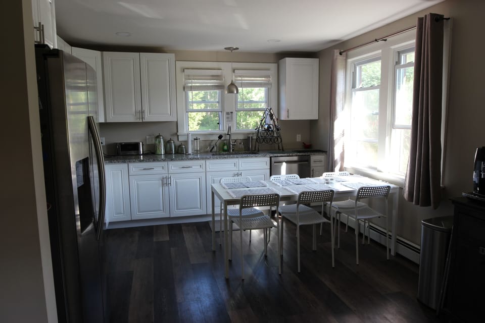 Kitchen with 4-6 table setting