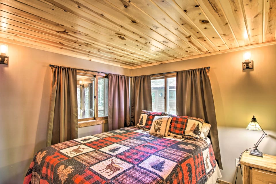 Bedroom 1 | Queen Bed