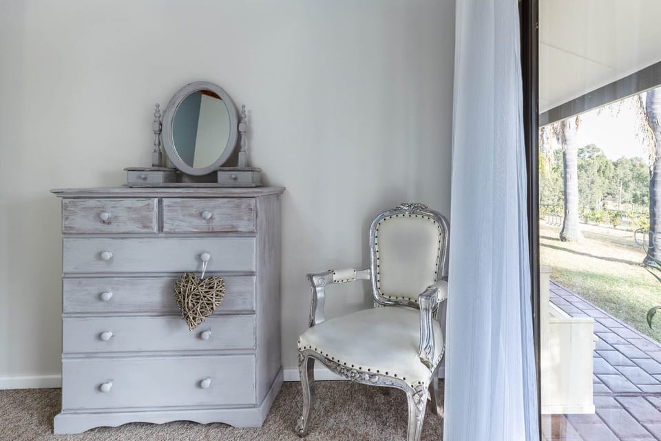 Hermitage Hideaway - Beautiful bedroom chairs in the Homestead