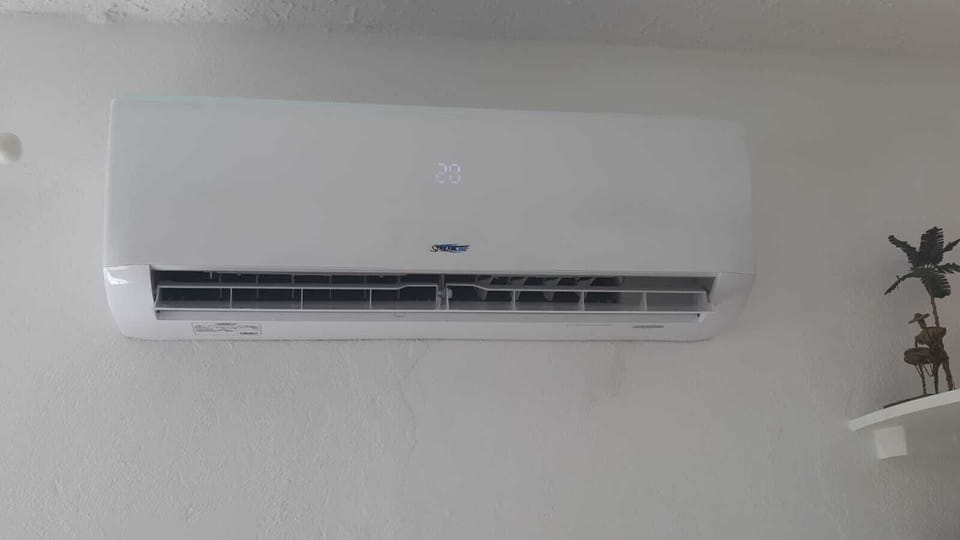 Functioning air conditioning, for those who prefer a ceiling fan it is in place.