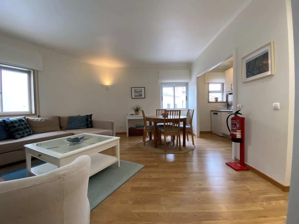 Cascais Centre Holiday Apartment - Living room and dining room