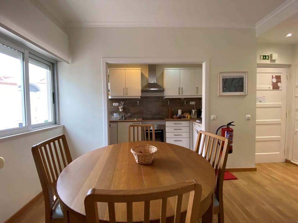Cascais Centre Holiday Apartment - Living room and kitchenette