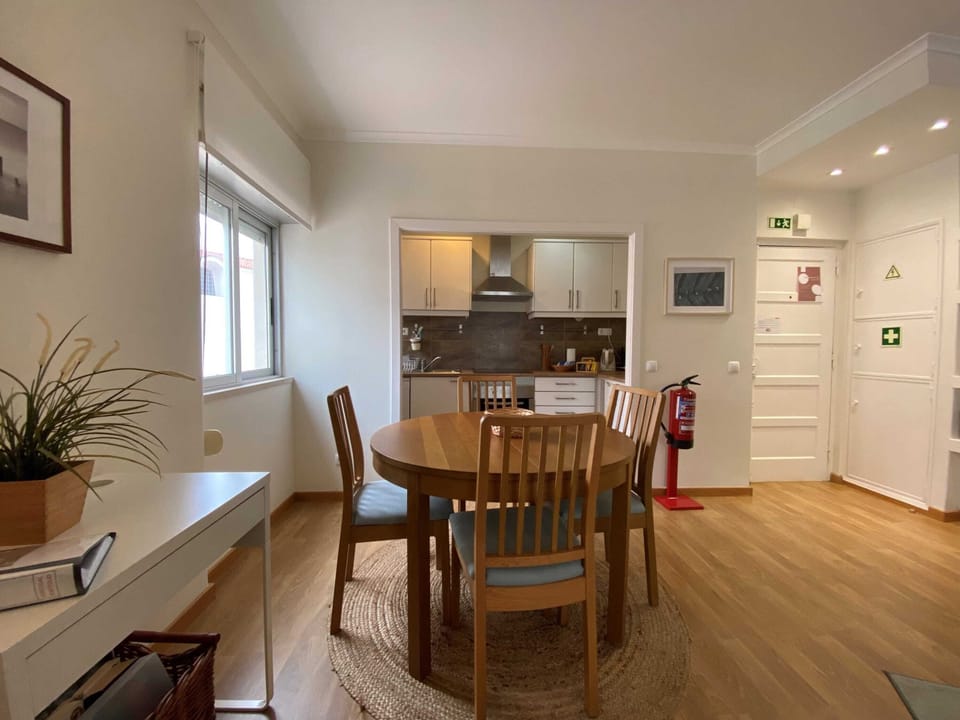 Cascais Centre Holiday Apartment - Living room and kitchenette