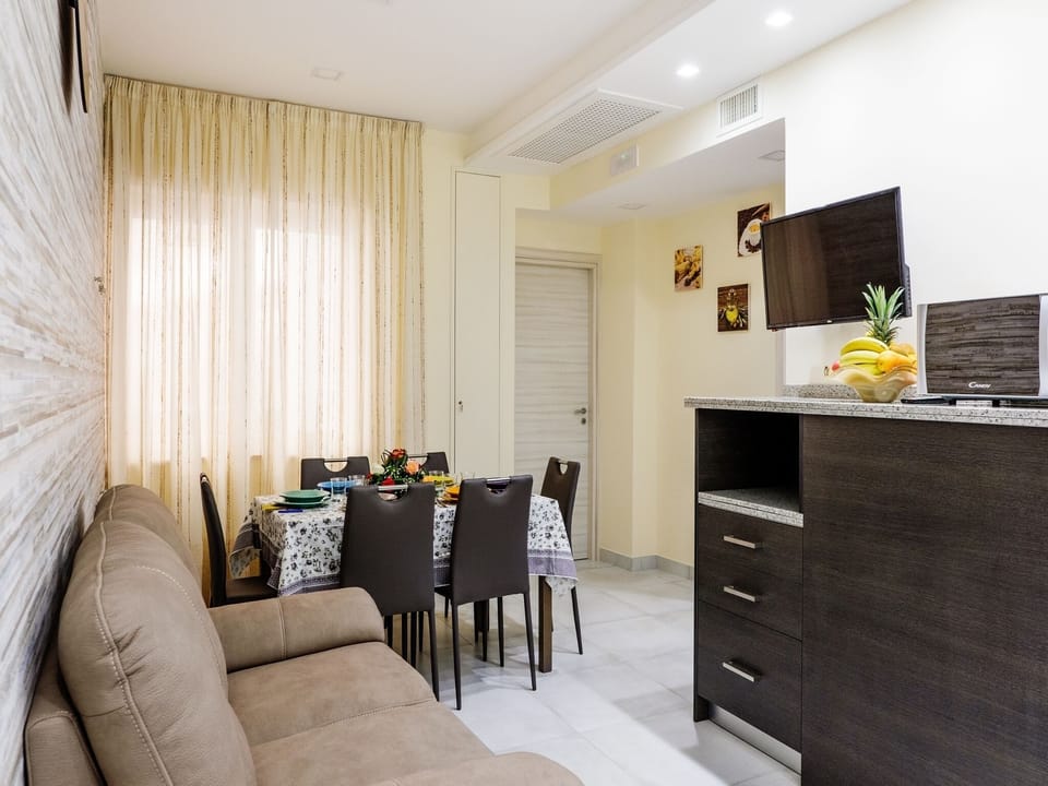 Newly refurbished centrally located 2 bedroom apartment near Sorrento