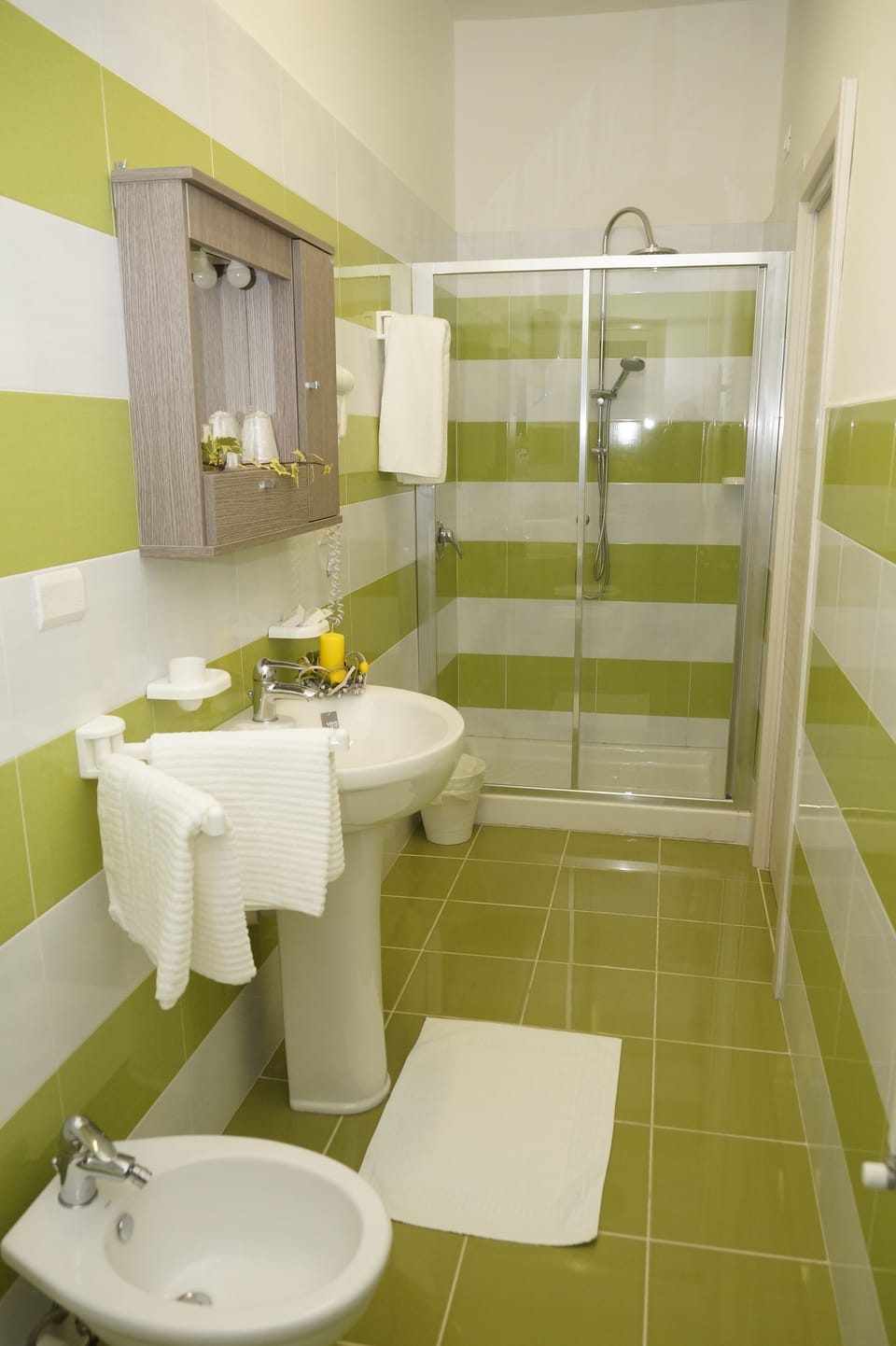 Shower, rainfall showerhead, free toiletries, hair dryer