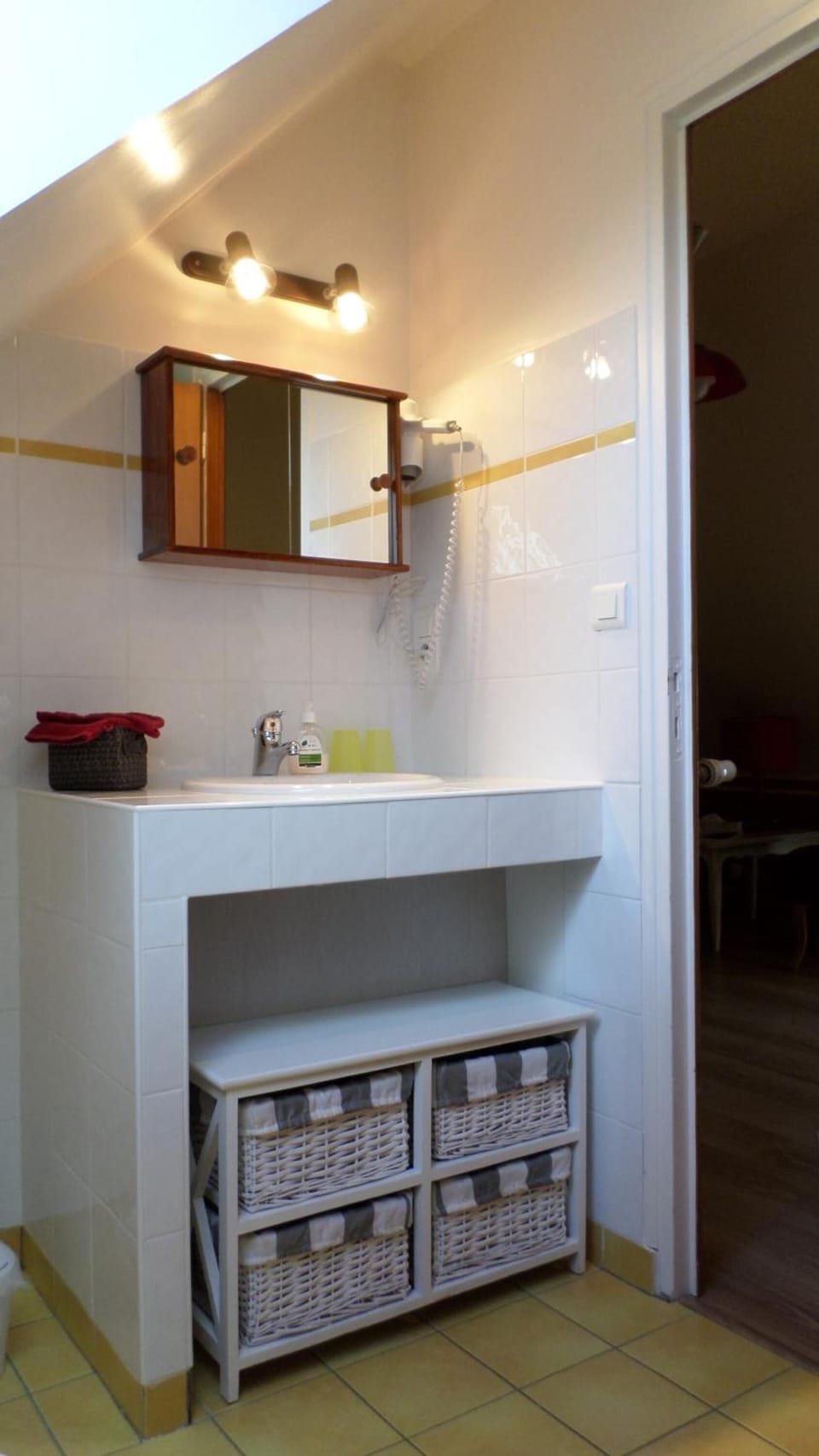Standard Double Room, Non Smoking, Private Bathroom (Cottage) | Bathroom | Free toiletries, hair dryer, towels, soap