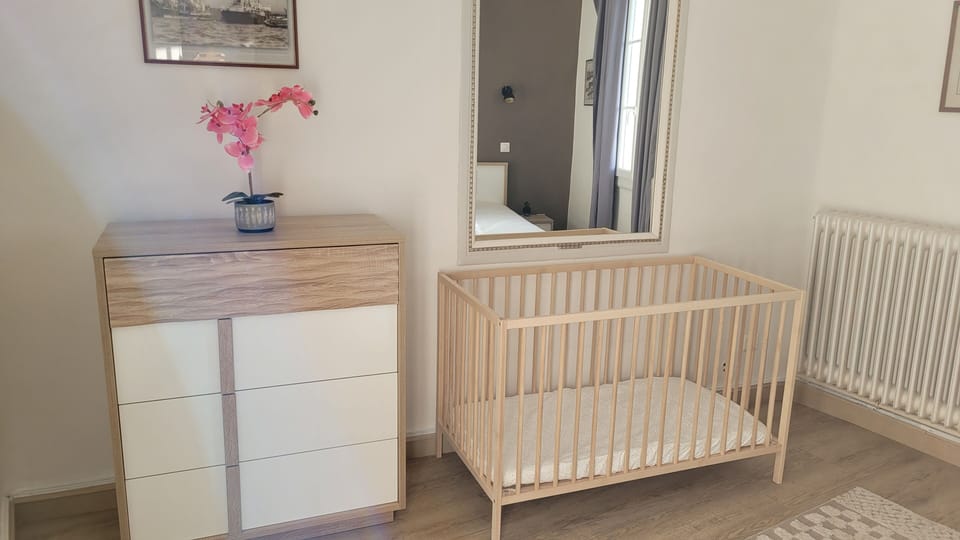 Baby bed.
