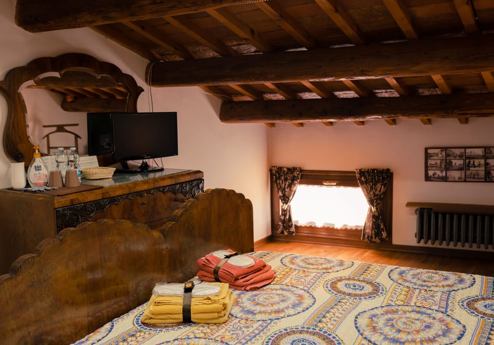 Family Room, Shared Bathroom | Desk, blackout drapes, iron/ironing board, free cribs/infant beds